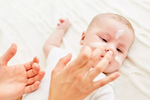 Skincare untuk Bayi, Apakah Benar Diperlukan dan Benar-benar Aman?